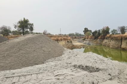 बंद पड़े खदानों में पाट रहे राखड़, भूजल दूषित होने का मंडरा रहा खतरा, ठेकदार भर रहे जेब